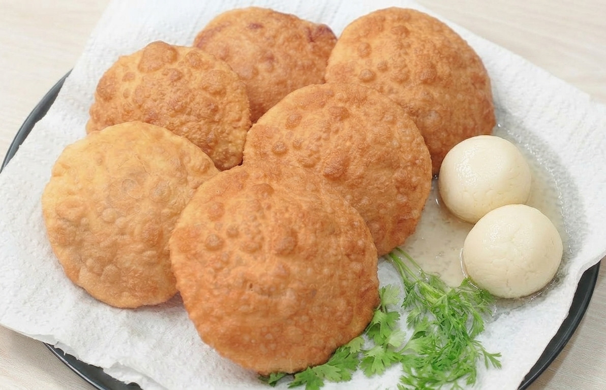 ৬ পিস পুরি 2 পিস রসগোল্লা